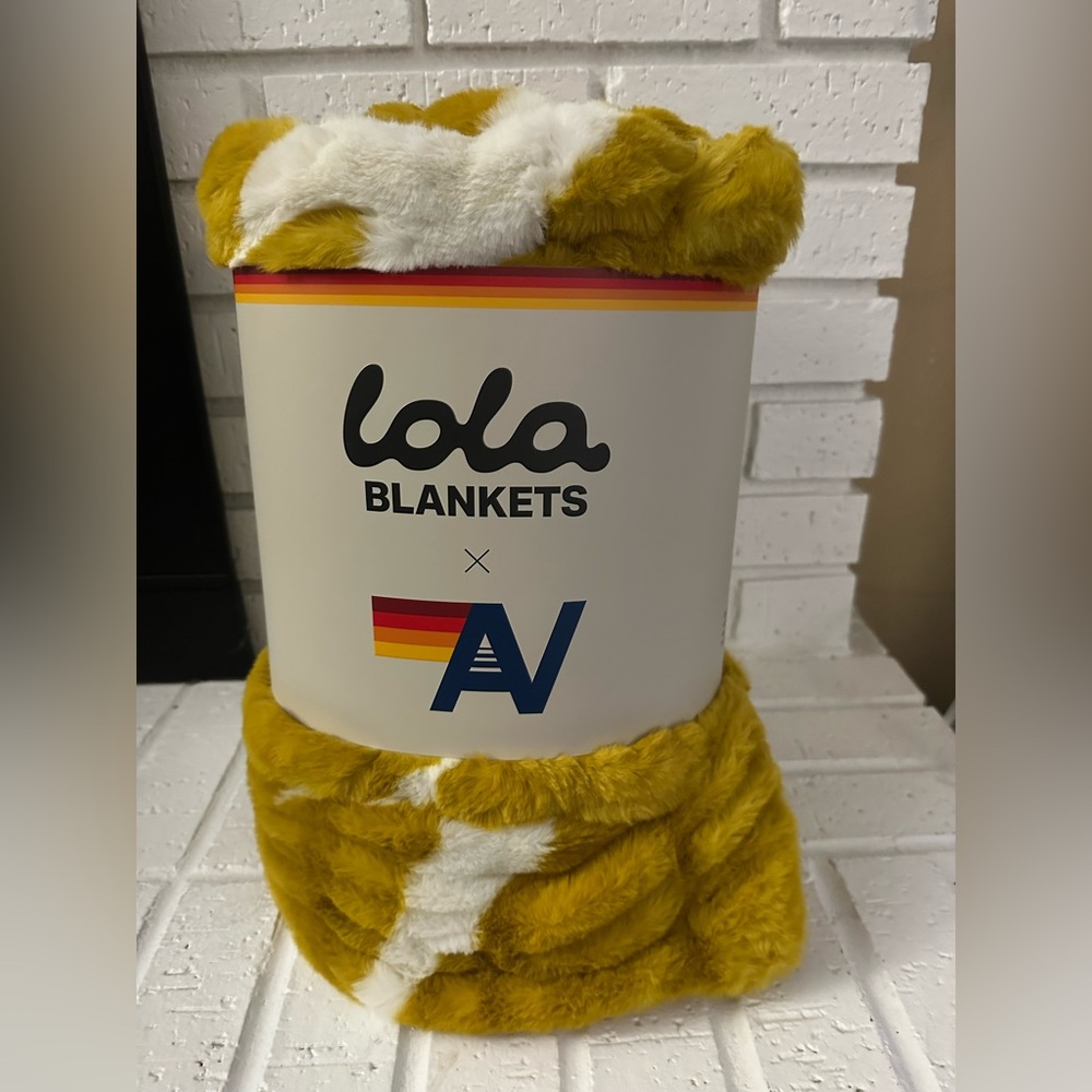 Aviator Nation X Lola Blanket - Gold/White Bolt - Medium - NWT unopened
